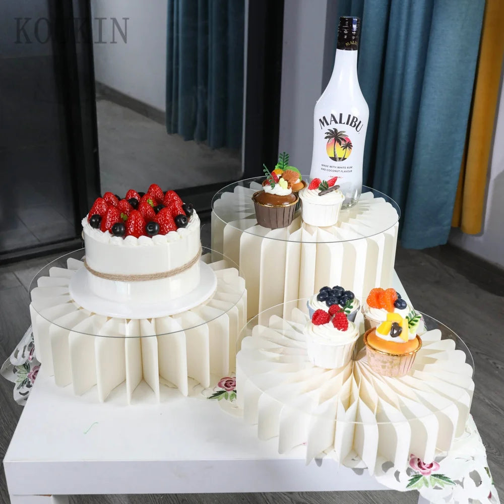 Supports en acrylique blancs pour nourriture, présentant des cupcakes et une bouteille de Malibu