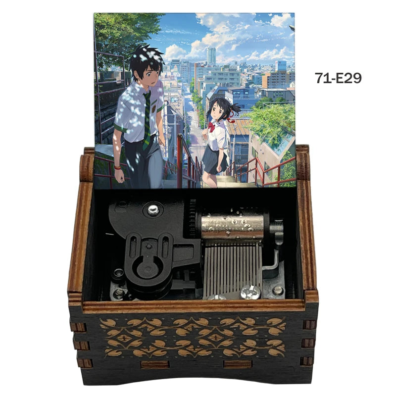 Adorno de caja musical de madera con personajes de anime contra un fondo de ciudad.