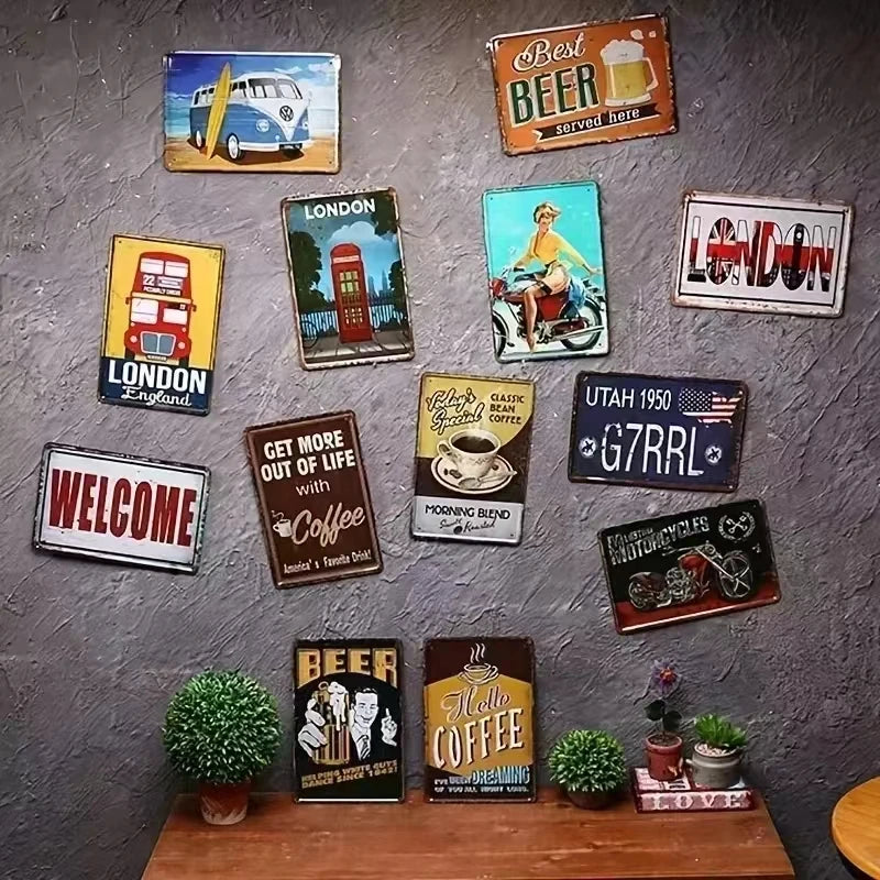 Collection d'enseignes murales en métal vintage de sœurs avec divers thèmes comme Londres, bière et messages de bienvenue.