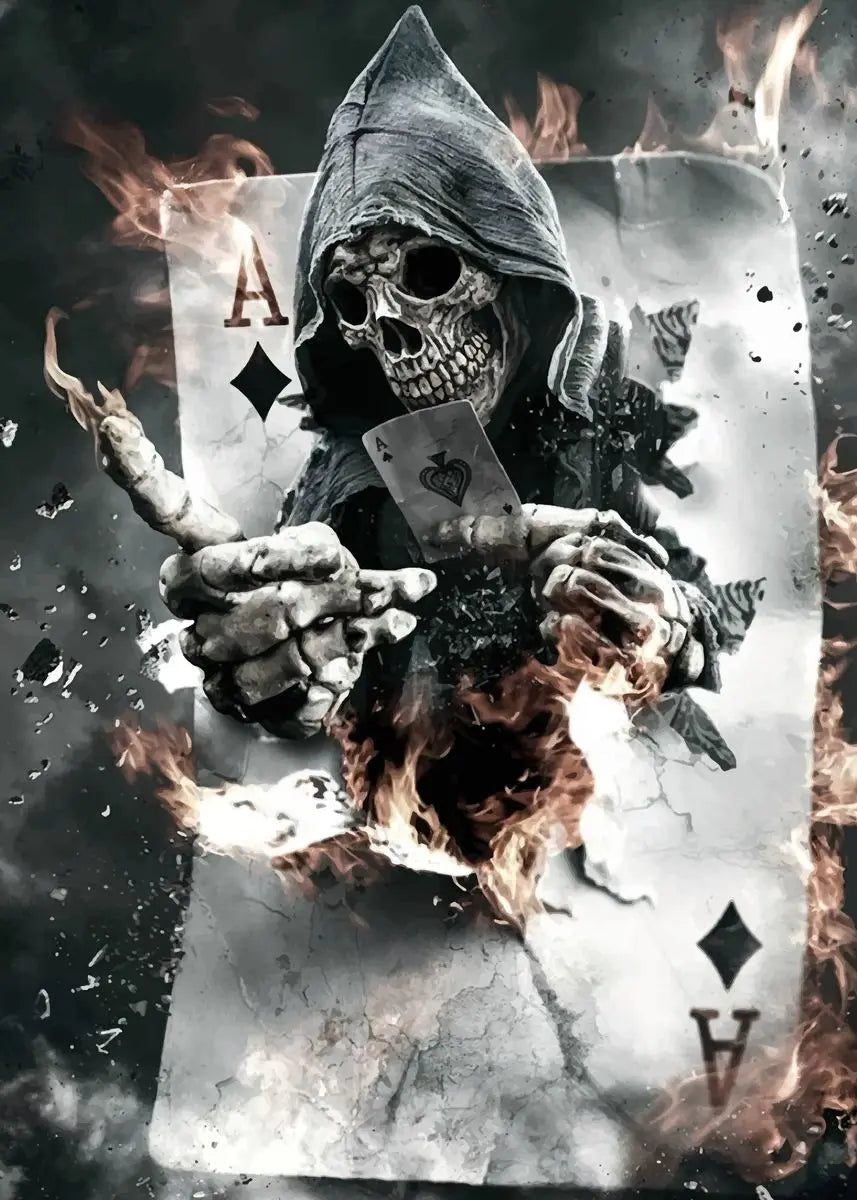 Totenkopf mit Kapuze hält Spielkarten inmitten von Flammen auf Leinwand-Wandkunst.