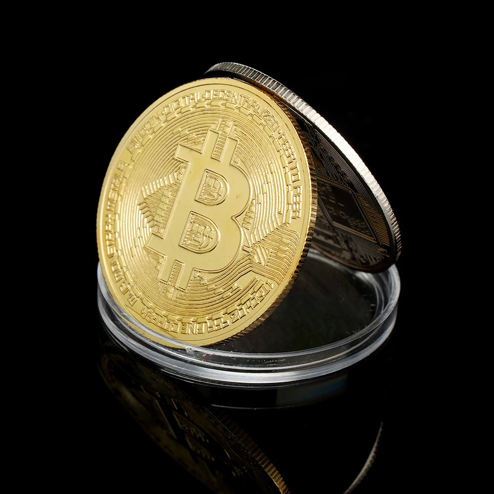 Una moneda de metal conmemorativa dorada que presenta el símbolo de Bitcoin, vista de lado.