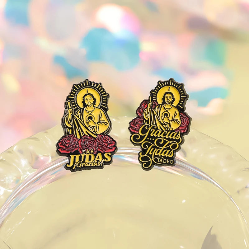 Enamel pin featuring a depiction of Saint Judas Tadeo with roses and text in Spanish