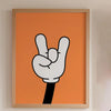 Obra de arte en lienzo con gesto de mano pintado a mano en blanco sobre fondo naranja.