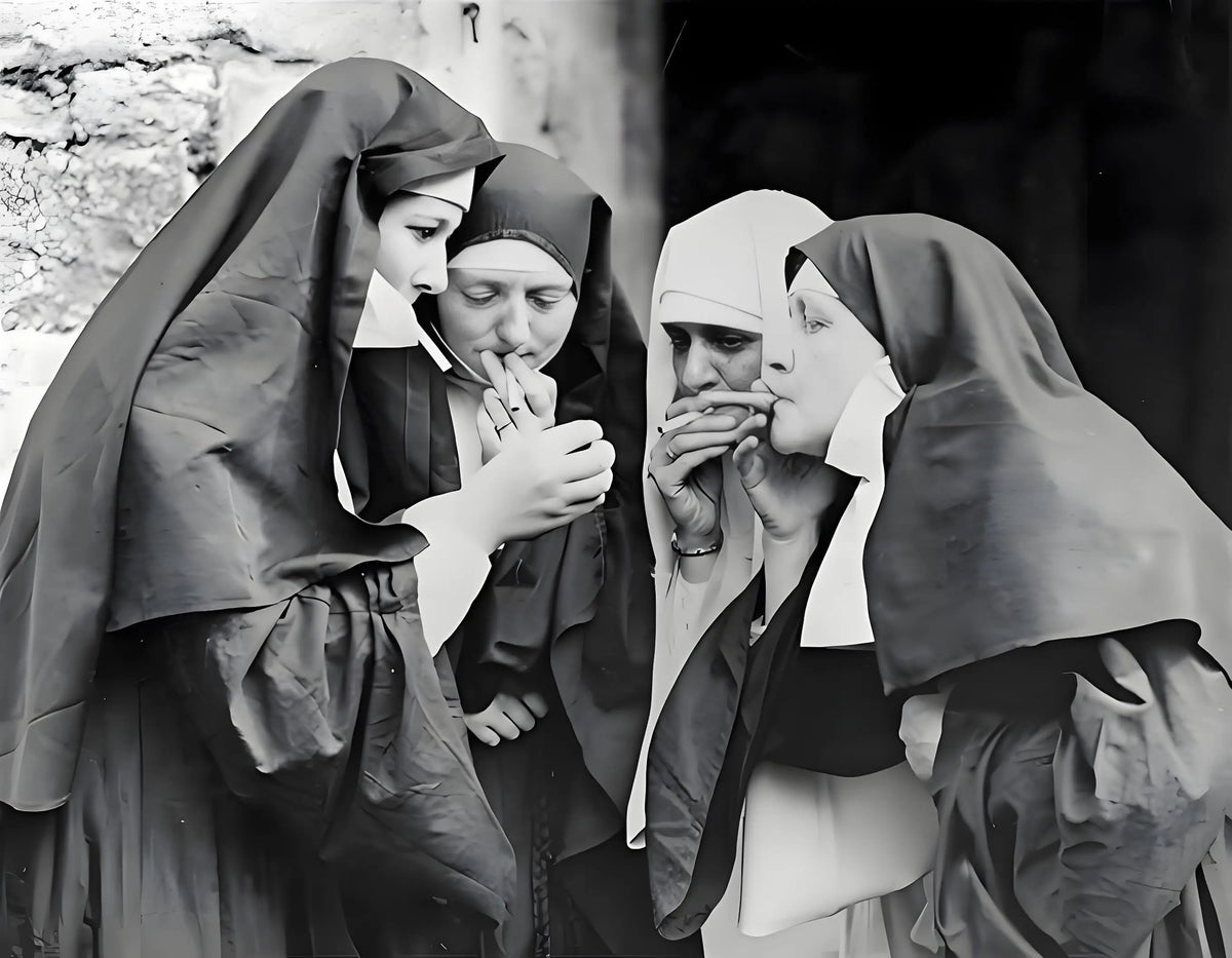 Gravure en noir et blanc de trois religieuses fumant ensemble dans une pénombre.