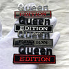 Set metallischer Embleme mit den Worten Queen und Edition in verschiedenen Farben wie Silber, Schwarz und Rot.
