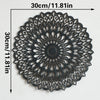 Colgante de pared de madera negra con mandala y patrones recortados intrincados, mide 30x30 cm.