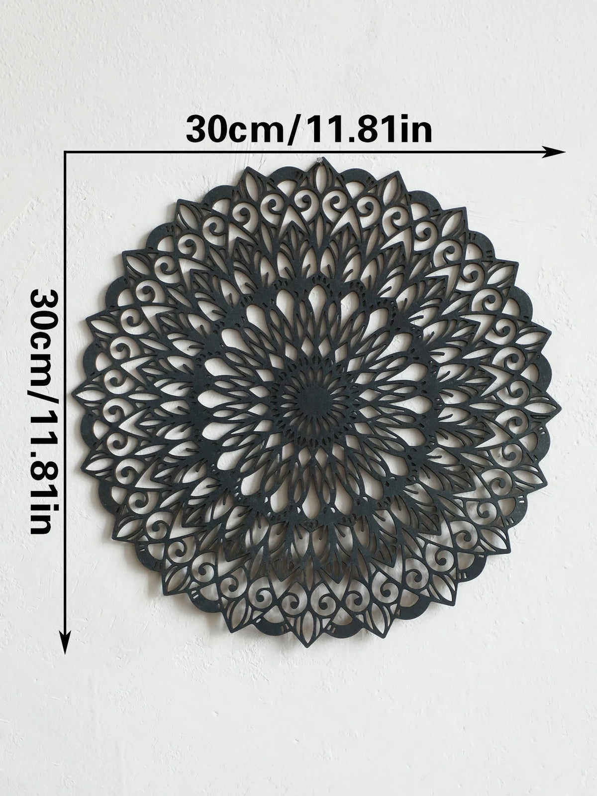 Colgante de pared de madera negra con mandala y patrones recortados intrincados, mide 30x30 cm.