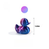 Kleine, irisierende blau-violette strukturierte Mini-Entenfigur mit Nano-Etikett und Dimensionierung.
