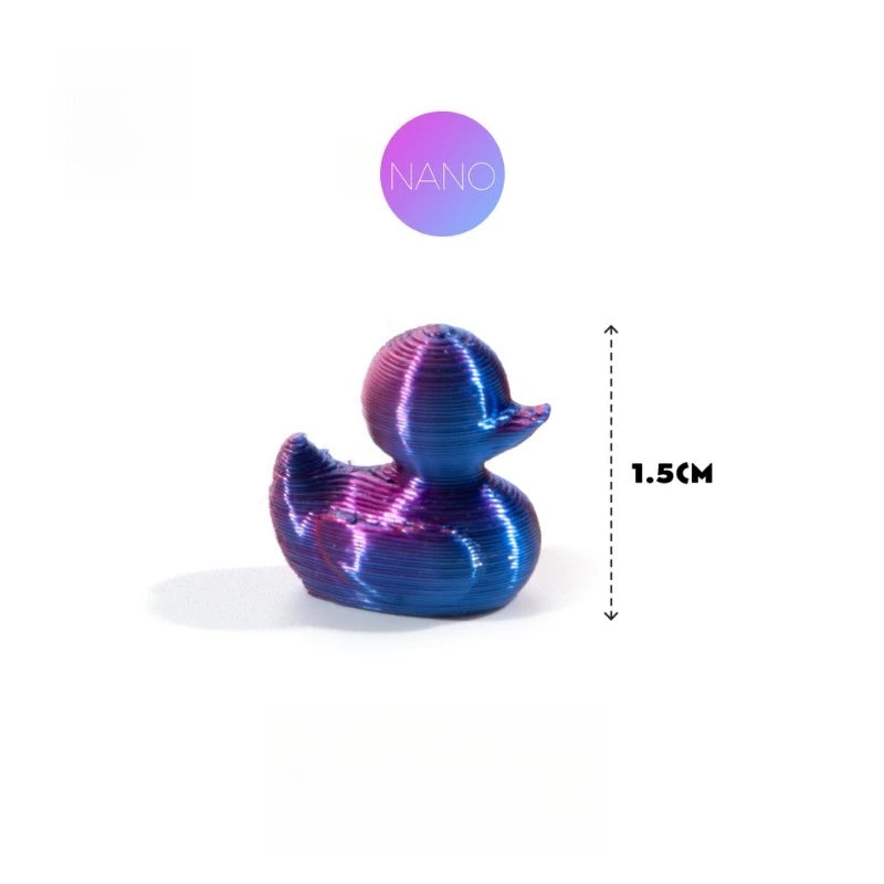 Kleine, irisierende blau-violette strukturierte Mini-Entenfigur mit Nano-Etikett und Dimensionierung.