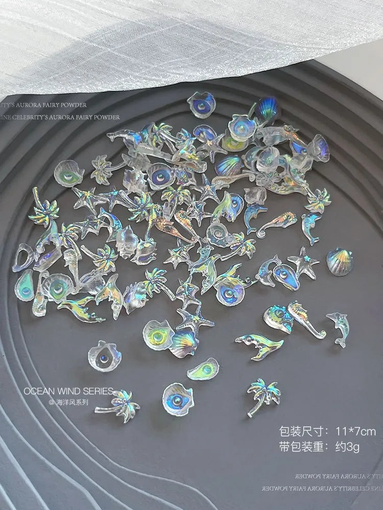 Una colección de 50 adornos de uñas de tortugas miniatura y coloridos esparcidos sobre una superficie gris oscuro.