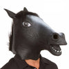 Realistische Maske im Cosplay einer schwarzen Pferdekopf