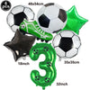Un set de six ballons de football et une décoration de chaussure de football verte pour un kit de fête.
