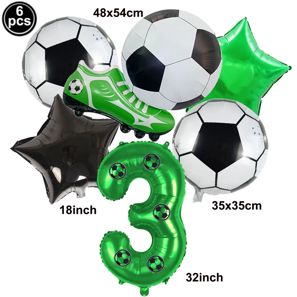 Un set de six ballons de football et une décoration de chaussure de football verte pour un kit de fête.