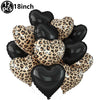 Ein Bund von zwölf schwarzen herzförmigen Ballons mit gepunktetem Cheetah-Foil-Fringee.