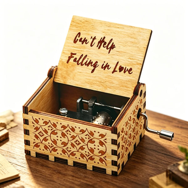 Holz-Musikbox mit geöffnetem Deckel, graviertem Text und Metallwindmechanismus.