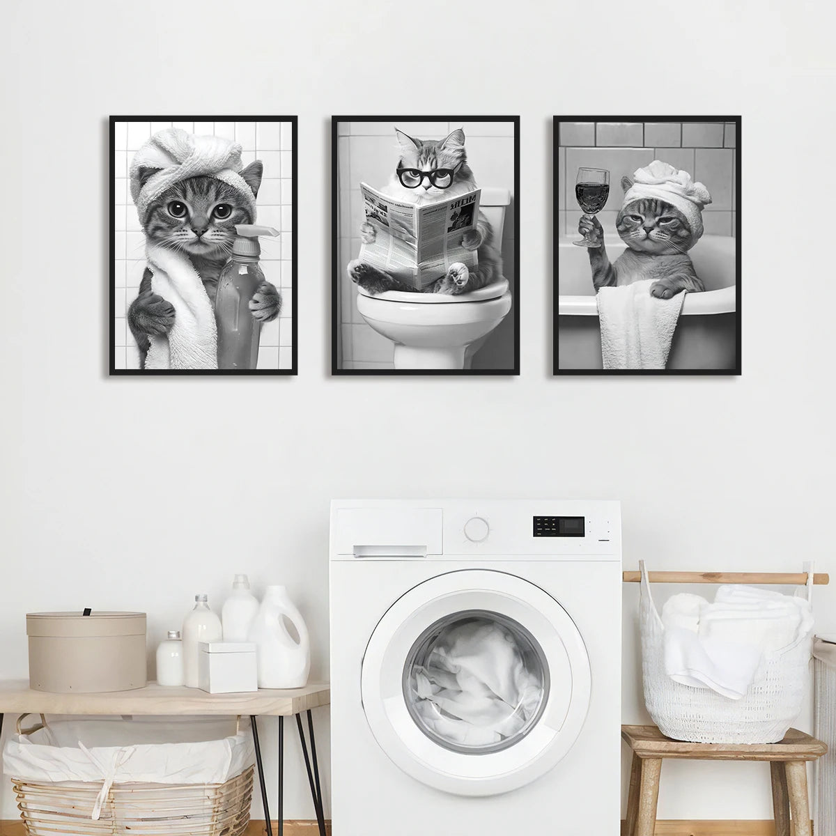 Un ensemble de trois tirages d'art sur toile représentant des chats dans diverses poses et styles pour la décoration intérieu