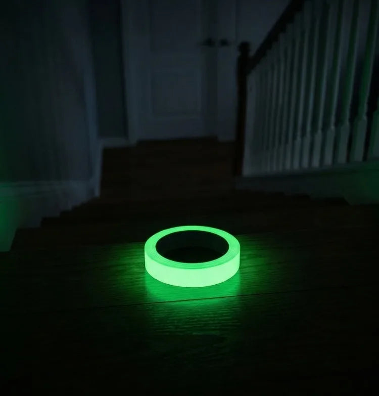 Un ruban circulaire vert lumineux est placé sur une surface en bois foncé.