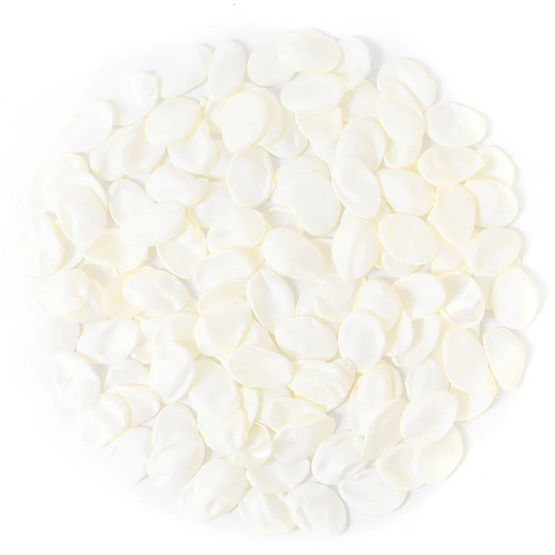 Disposición circular de pétalos de flores de seda artificial blanca para decoración del hogar y bodas.