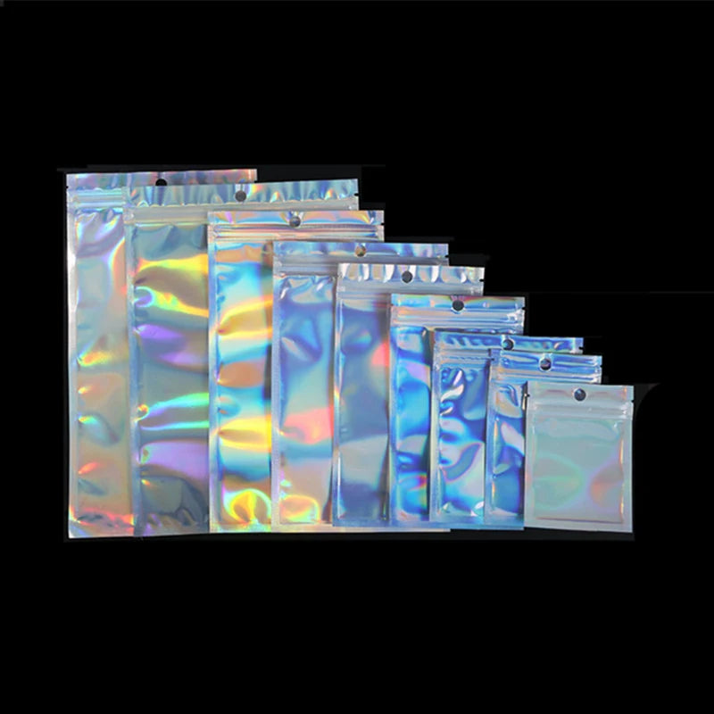 Collection de sacs de stockage hermétiques en plastique transparent et irisé avec fermeture laser ziplock.