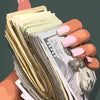 Eine Hand hält einen Stapel Bargeld und einen rosa Fingernagel, was finanzielle Themen oder Investitionen andeutet.