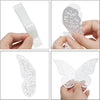 Ein Set aus drei 3D-Papiermäuse-Schmetterlings-Wandaufklebern, die von Händen gehalten werden und die zusammengeklappten Form