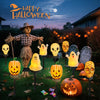 Scène d'Halloween avec un mannequin d'épouvantail, des citrouilles et des lumières de piquets lumineuses dans un jardin.