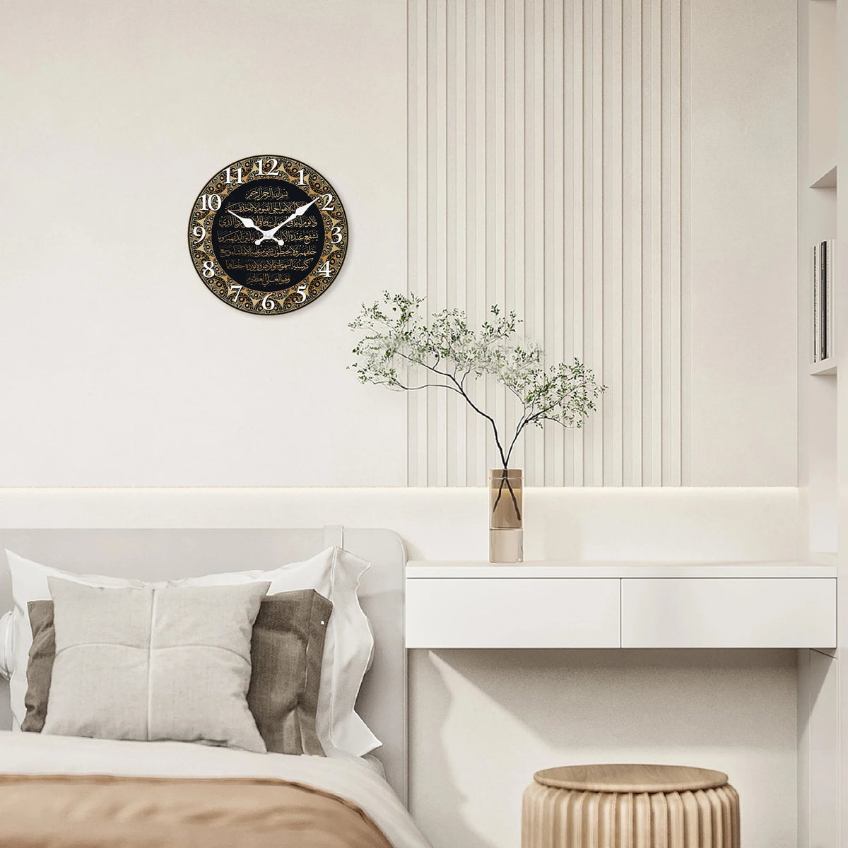 Horloge murale ronde en bois avec calligraphie islamique, accrochée sur un mur blanc au-dessus d'un lit.