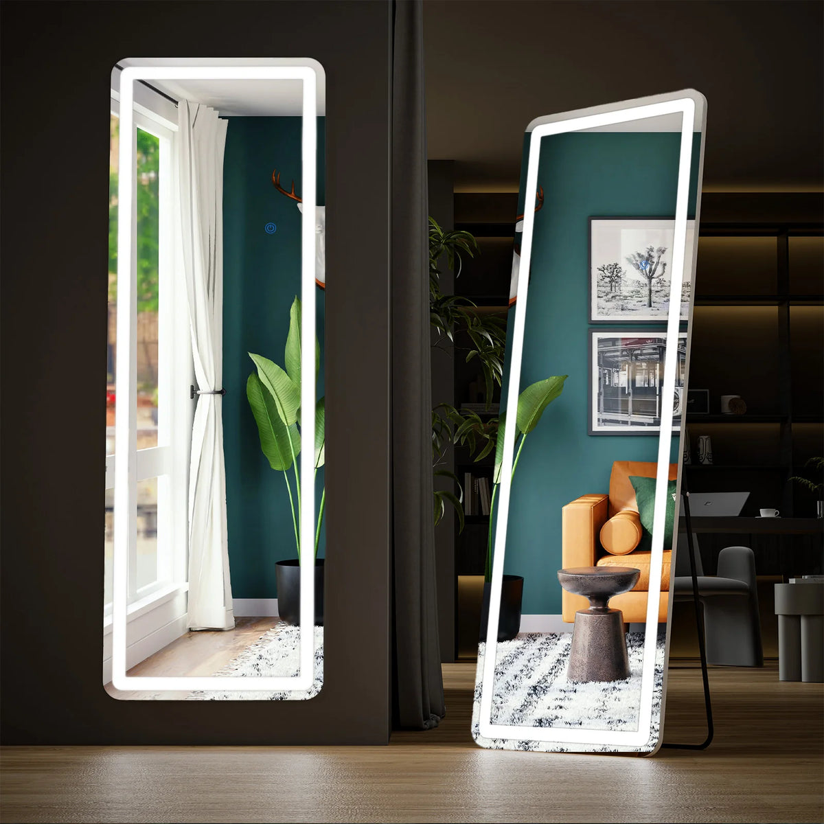 Miroir mural LED anti-éclats de longueur avec cadre blanc reflétant une fenêtre et des plantes d'intérieur.