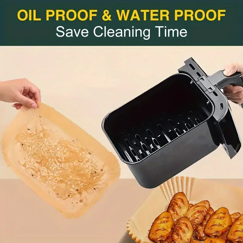 Un moule rectangulaire imperméable noir pour friteuse à air, à côté de nourriture cuite.