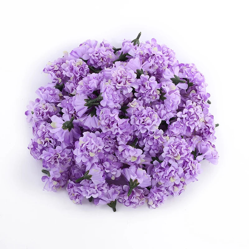 Un amas dense de petites fleurs d'hydrangea artificielles dans des tons de violet et lavande.