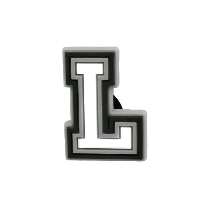 Charm lettre L en chaussure gris et noir.
