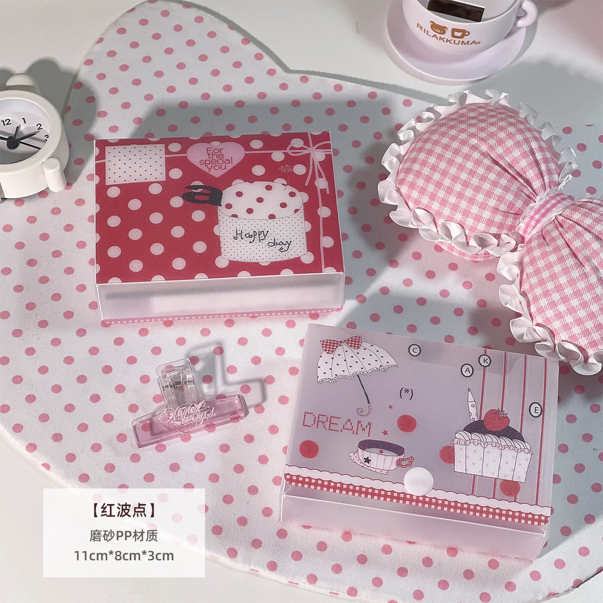 Una caja de almacenamiento minimalista rosa con temática de ensueño para pegatinas y tarjetas, mostrada sobre un paño de luna