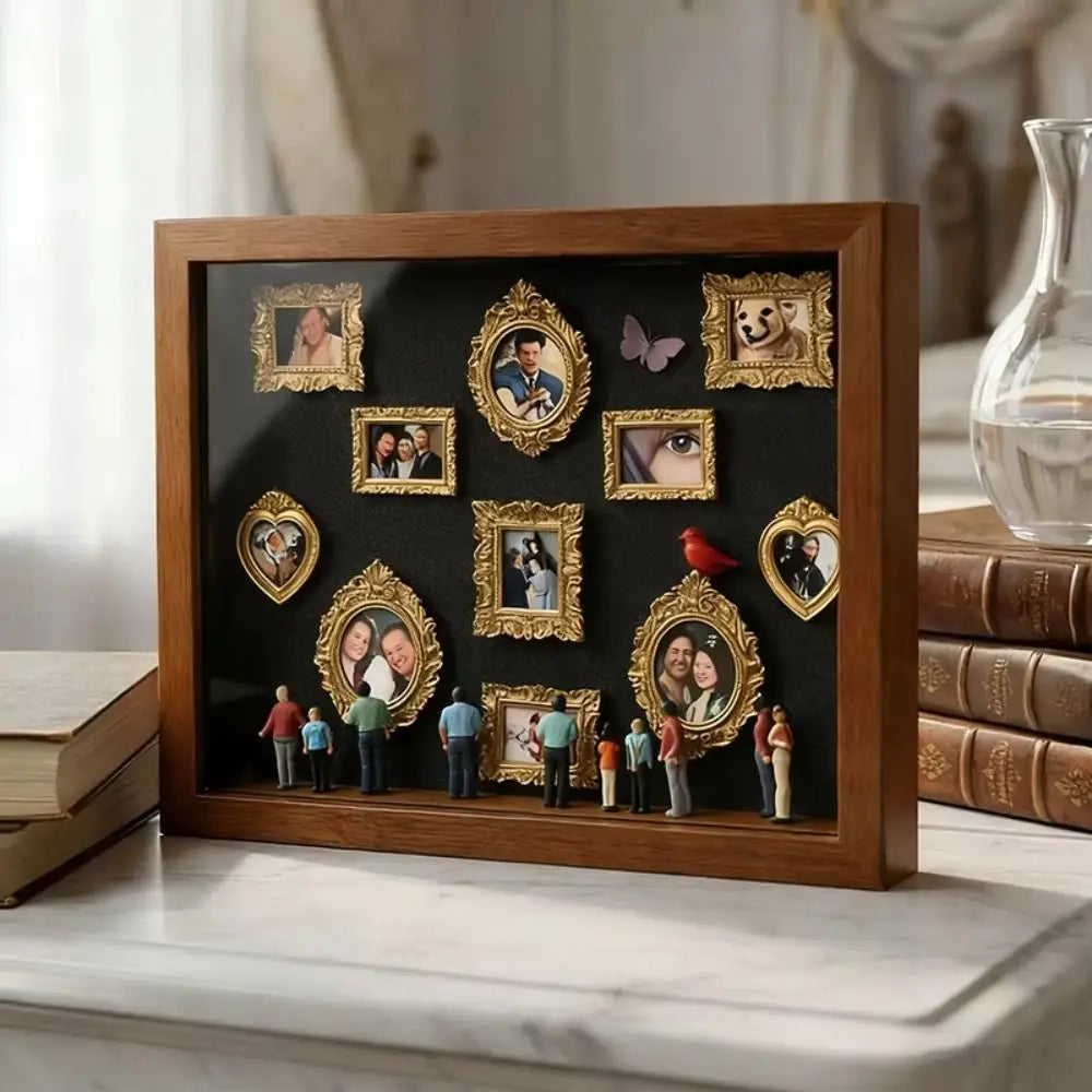 Holzrahmen mit goldkantenhaltigen Fotos und Schmetterlingssilhouette auf dunklem Hintergrund