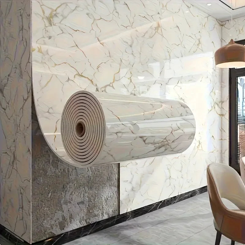 Gros plan d'un mur en marbre blanc avec un accent de carreau décoratif roulé.