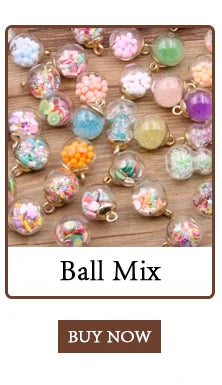 Una colección de encantos de resina coloridos en varios tonos y texturas para hacer joyería.