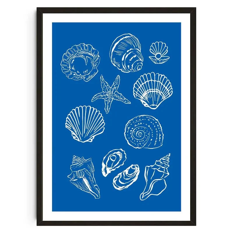 Blutes Leinwandkunst-Druck mit verschiedenen weißen Muscheln und Meereslebewesenformen.