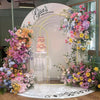 Elegantes Metallbogen-Ständer mit üppigen Blumenarrangements für eine Taufe