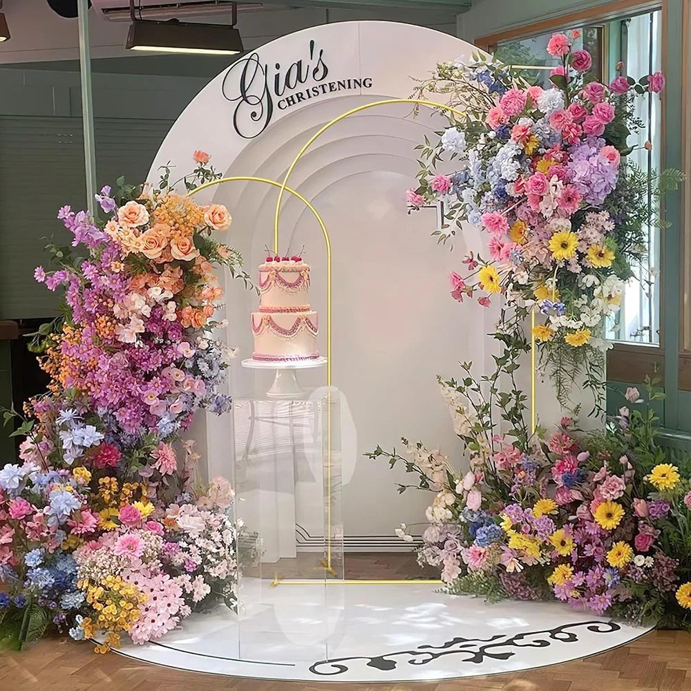 Elegantes Metallbogen-Ständer mit üppigen Blumenarrangements für eine Taufe