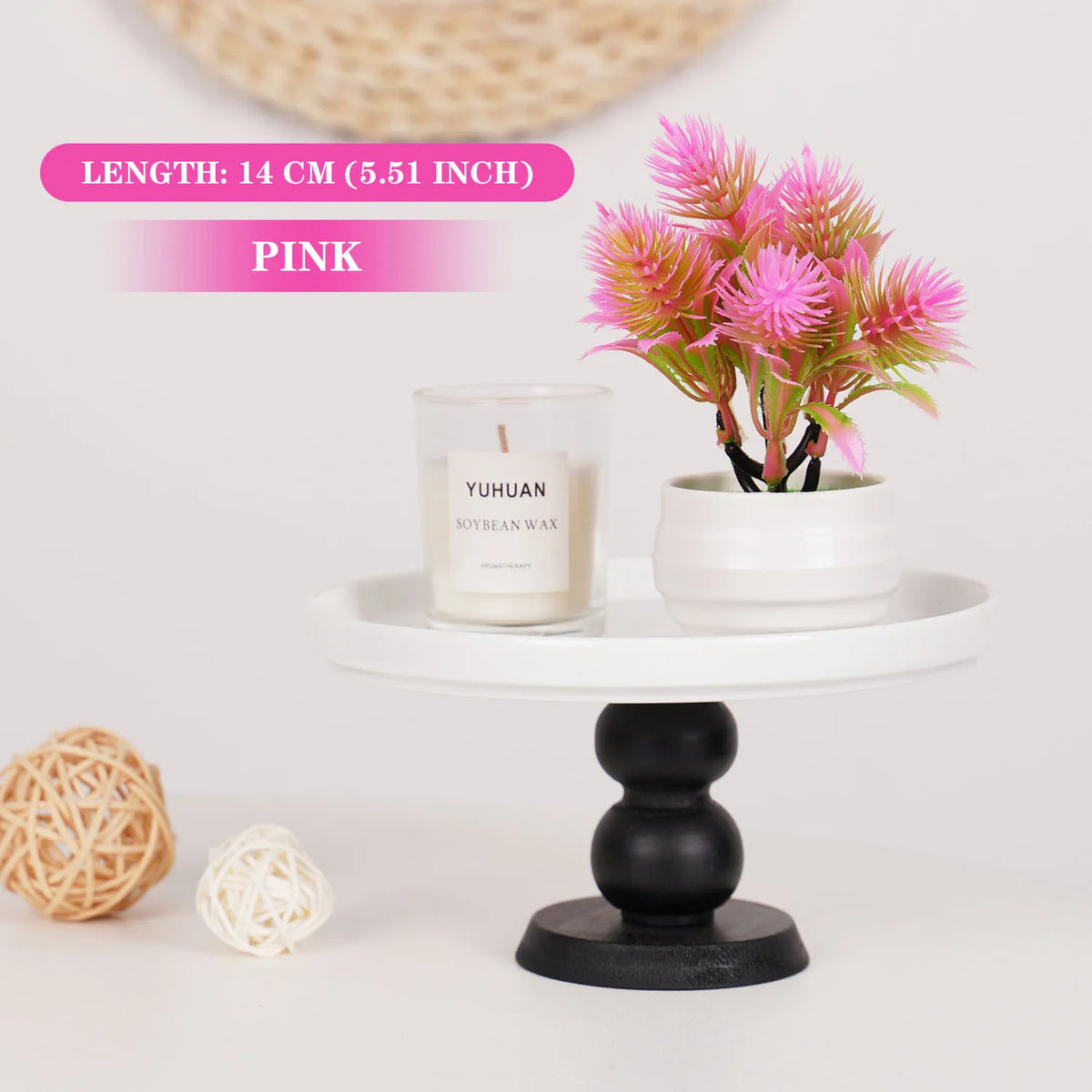 Petits bonsaïs artificiels roses dans un pot blanc, exposés sur un petit support blanc
