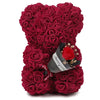Herzförmiger Teddybär aus tiefroten künstlichen Rosen für romantische Dekoration