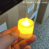 Una mano sostiene una vela LED amarilla brillante, demostrando un efecto realista del producto.
