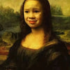 Retrato de una joven con cabello largo castaño rojizo sonriendo suavemente.