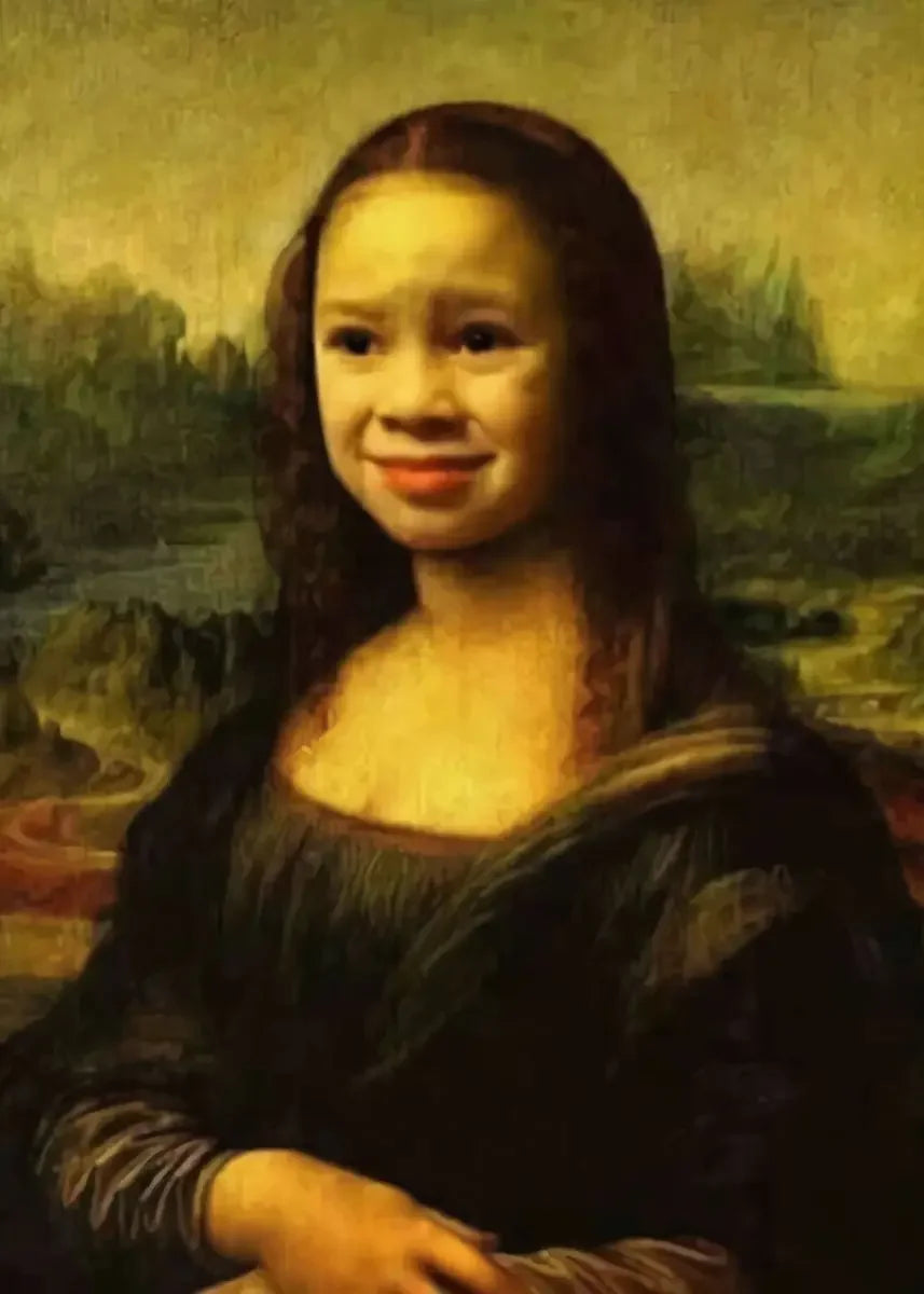 Retrato de una joven con cabello largo castaño rojizo sonriendo suavemente.
