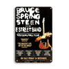 Una placa negra con el texto Bruce Spring Steen y detalles de la gira Street Band Wrecking Ball Tour.