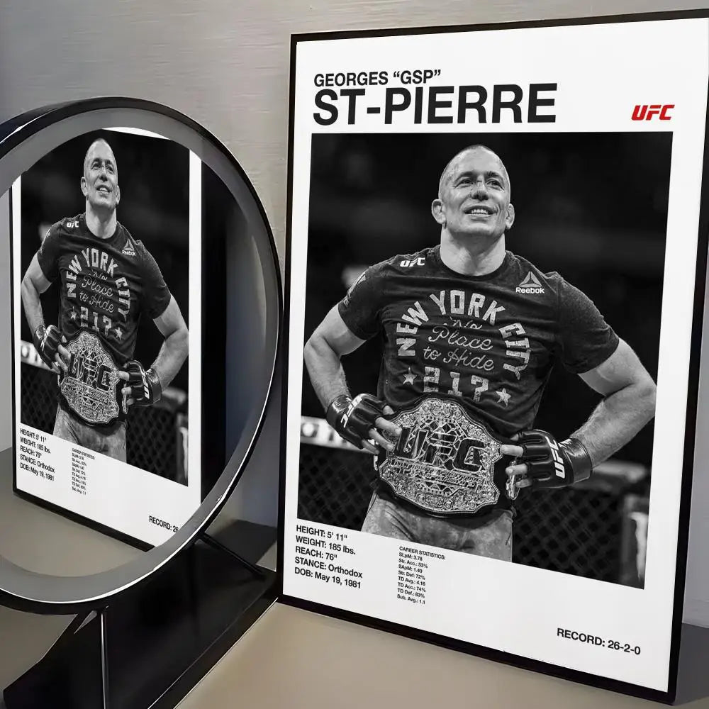 Gerahmtes Poster von Georges St-Pierre in einem New Yorker Kampf mit seinem UFC-Meisterschaftsgürtel und Outfit.