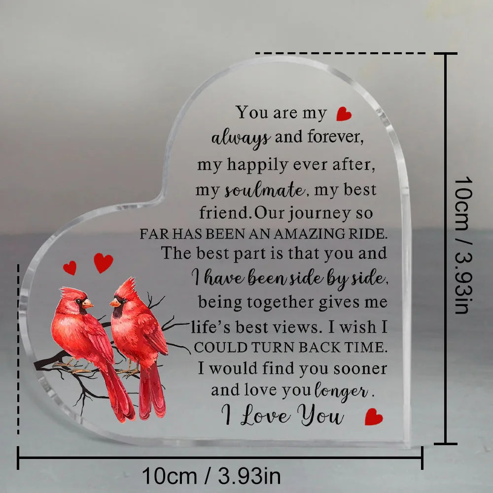 Ornement en acrylique en forme de cœur gravé d'un message d'amour et d'éternité, avec deux cardinaux rouges.
