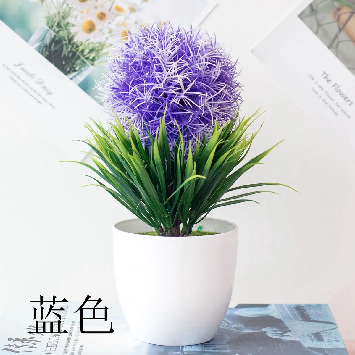 Un vibrant bonzai artificiel violet dans un pot blanc, exposé sur une surface claire.