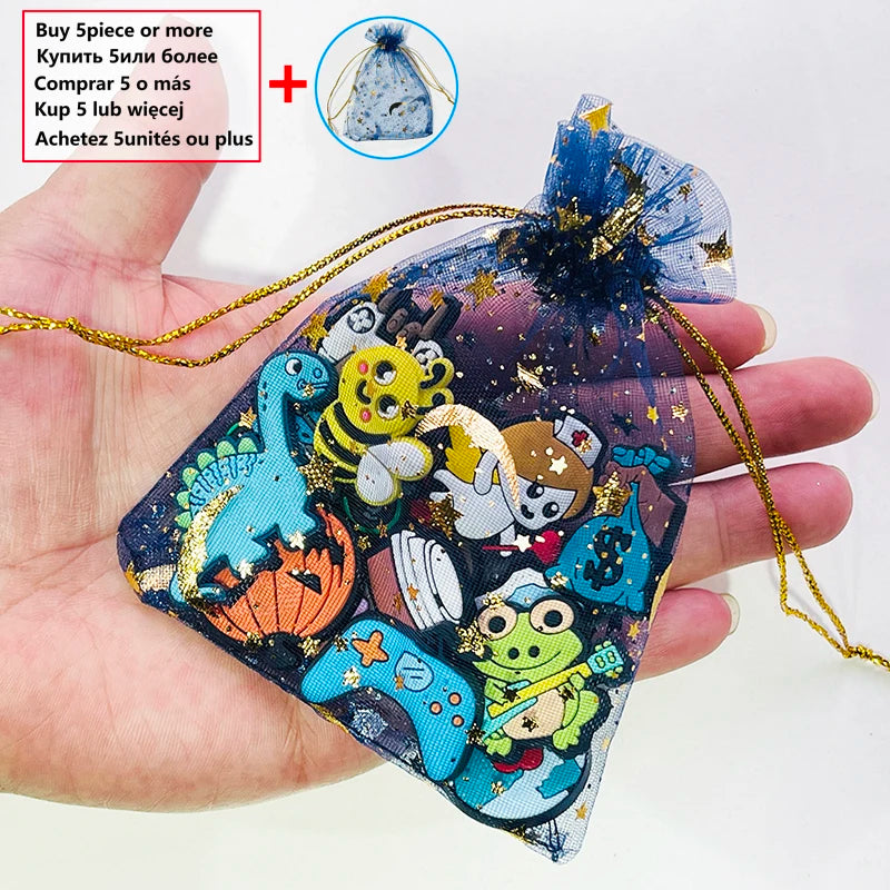 Une main tient une pochette transparente remplie de charms de lettres pour Crocs, avec divers designs d'animaux et de personn