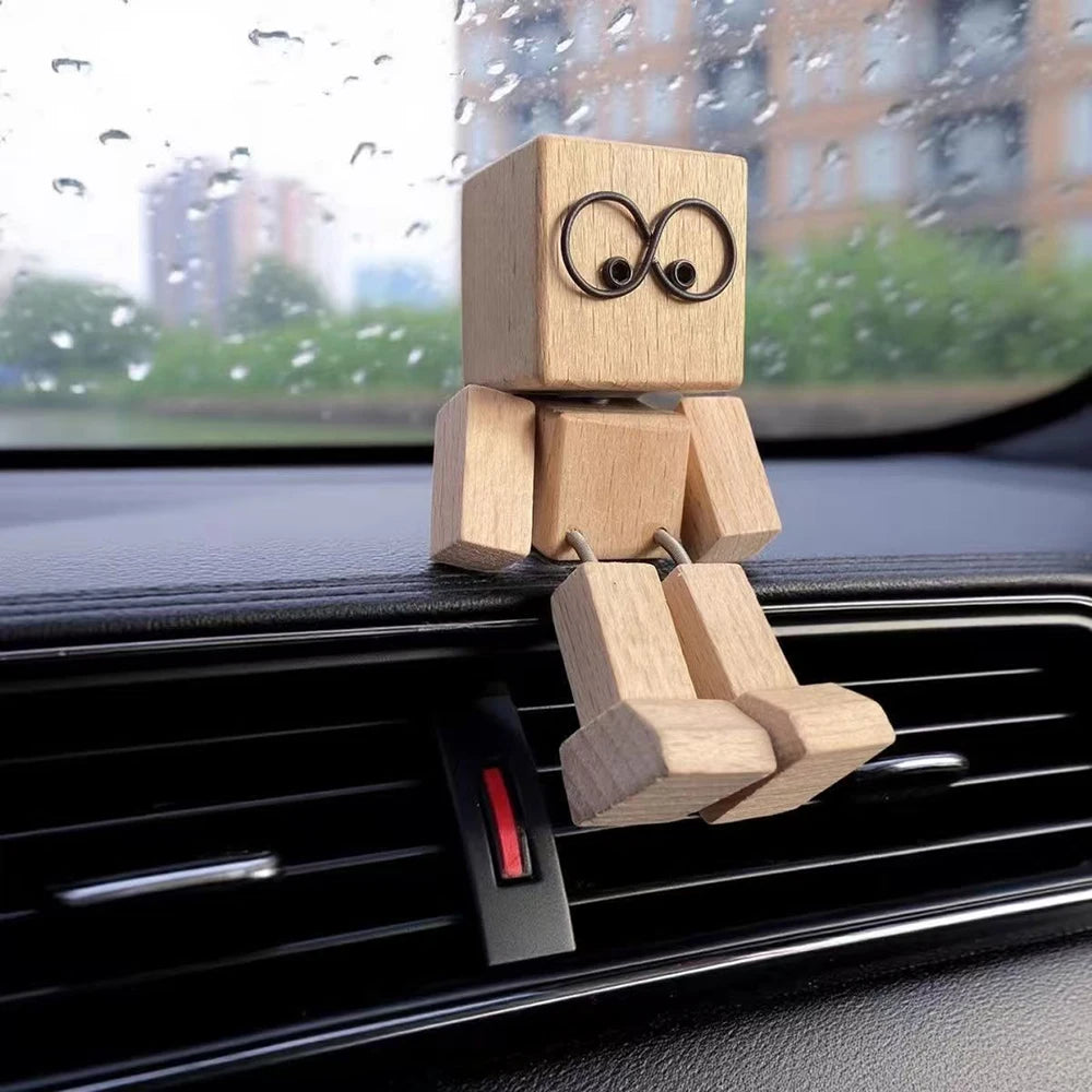 Une pile de blocs de bois formant une figure avec un symbole d'infini, posée sur une calandre de voiture.