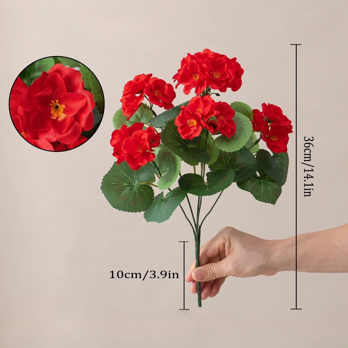 Una mano sostiene un tallo de flores artificiales de geranio rojo de seda con hojas verdes, mostrando el tamaño y detalle.